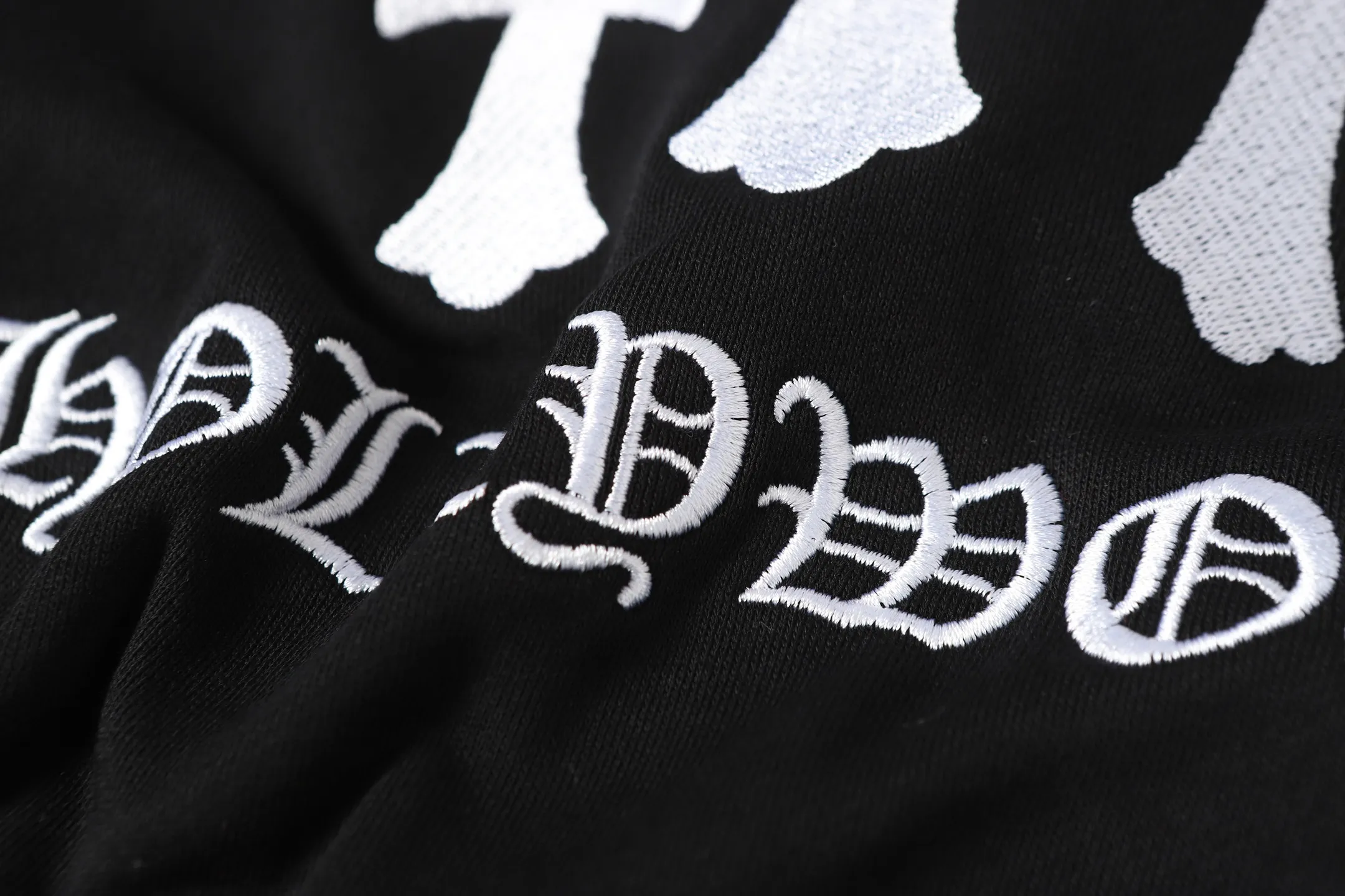 P270 K05 cross-border model, please do not place an order if you pursue quality - Chrome Hearts/Chrome Heart Sanskrit Cross ✝️raglan sleeve zipper sweatshirt cardigan jacket - high weight, high density and high quality, soft, delicate and skin-friendly wool, soft and silky to the touch, excellent warmth and skin-friendly properties - custom-woven and dyed, no color difference, no matter the fabric or workmanship details, beat the ordinary version on the market - hardware zipper accessories are all customized, full of details -Colour: black red -Size: S M L XL